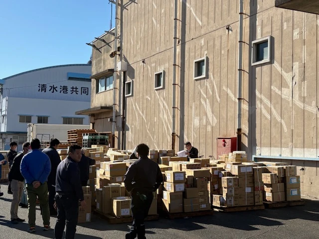 冷凍運搬船「YACHIYO」への資材積み込み