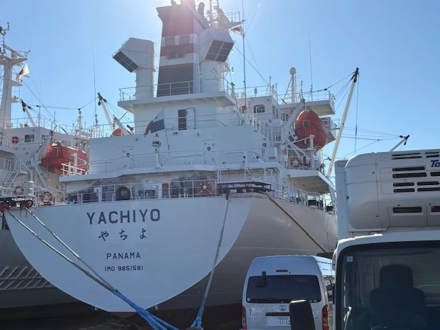 冷凍運搬船「YACHIYO」への資材積み込み