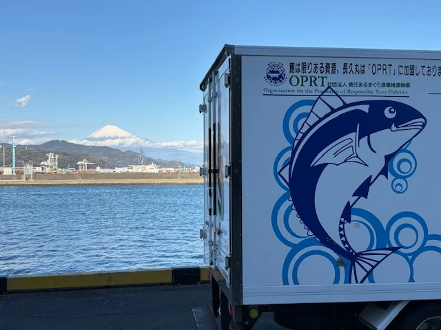 冷凍運搬船「YACHIYO」への資材積み込み