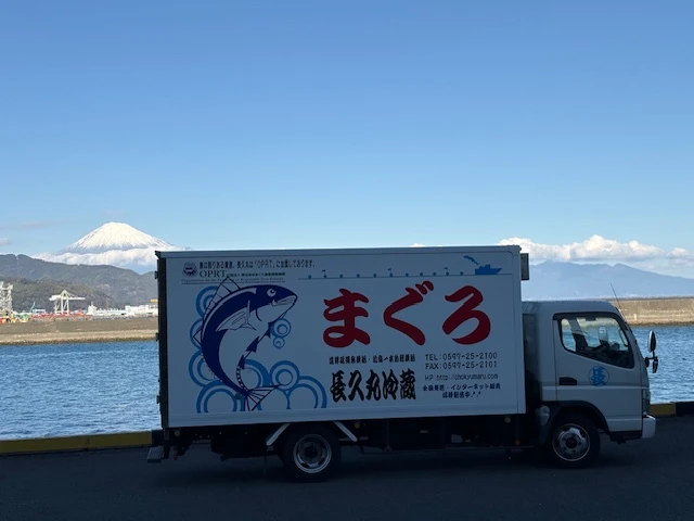 冷凍運搬船「YACHIYO」への資材積み込み