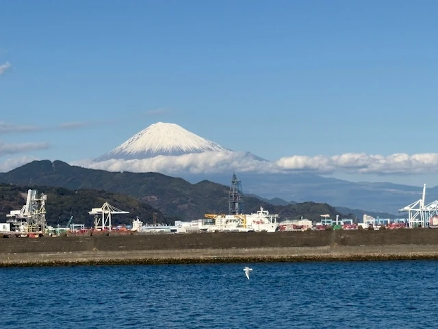 冷凍運搬船「YACHIYO」への資材積み込み