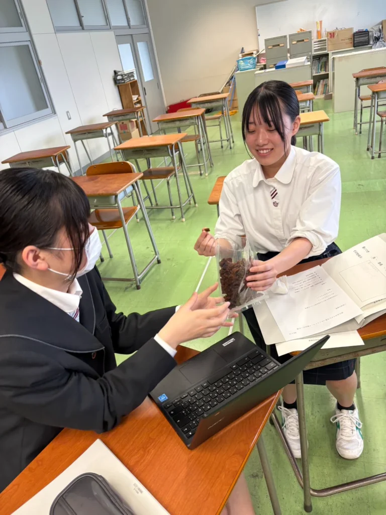 尾鷲高校の生徒と共同開発ペットフード 検討する生徒