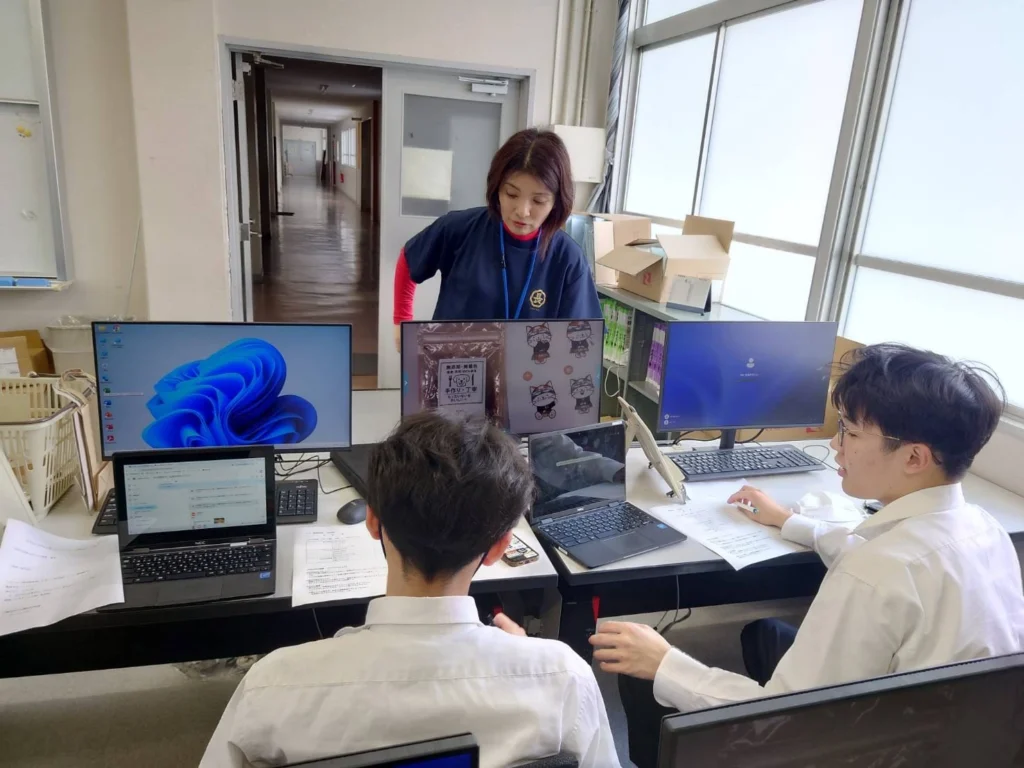 尾鷲高校の生徒と共同開発ペットフード パッケージ検討中